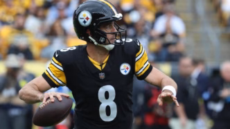 Aaron Rodgers em ação pelo Pittsburgh Steelers durante jogo da NFL.