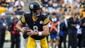 Aaron Rodgers, quarterback do Pittsburgh Steelers, em ação.