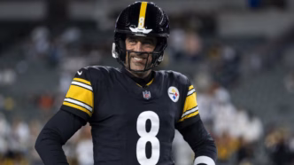 Aaron Rodgers, quarterback dos Pittsburgh Steelers, pronto para enfrentar o Green Bay Packers.