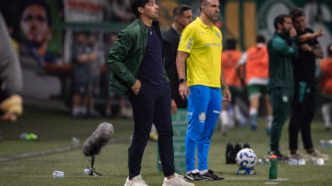 Abel Ferreira comemora em campo durante a partida entre Palmeiras e Juventude no Brasileirão 2025.