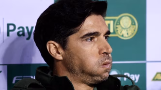 Abel Ferreira, técnico do Palmeiras, com expressão séria em campo durante a partida contra o Flamengo.