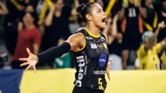 Adenízia, jogadora experiente do Praia Clube, em ação na Superliga Feminina.