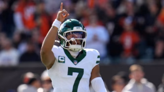 Justin Fields comemora jogada importante na vitória do New York Jets sobre o Cincinnati Bengals.
