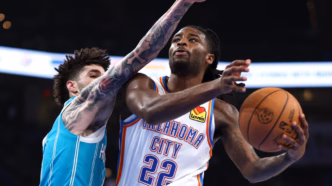 O jovem jogador Cason Wallace, do Oklahoma City Thunder, em ação em uma partida.
