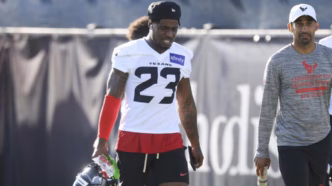 Camisa do Baltimore Ravens em destaque.