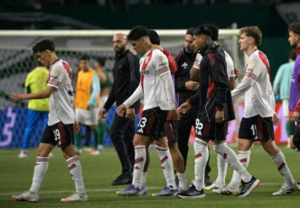 River Plate em campo durante jogo da Libertadores 2025 contra o Palmeiras.