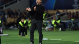 Hansi Flick, técnico do Barcelona, em ação durante a partida contra o PSG pela Liga dos Campeões.