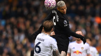 Richarlison comemora jogando pelo Tottenham na Premier League.