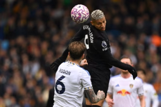 Richarlison comemora jogando pelo Tottenham na Premier League.