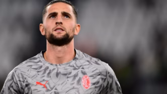 Adrien Rabiot, volante do Milan, em campo durante partida da Serie A.