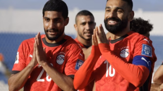 Mohamed Salah comemora um de seus gols pelo Egito na partida que garantiu a vaga para a Copa do Mundo de 2026.