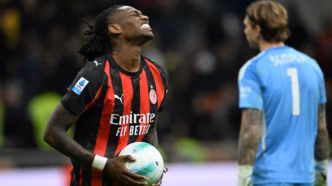 Rafael Leão, atacante do Milan, em ação durante a partida contra o Pisa pelo Campeonato Italiano.