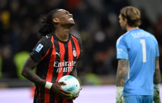 Rafael Leão, atacante do Milan, em ação durante a partida contra o Pisa pelo Campeonato Italiano.