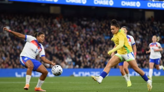 Dudinha comemora gol pela Seleção Brasileira em partida contra a Inglaterra.