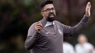 Raphael Laruccia, técnico demitido do Corinthians sub-17, em campo