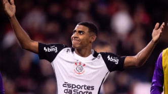 Gui Negão, atacante do Corinthians, comemora gol de peixinho contra o Internacional no Brasileirão.