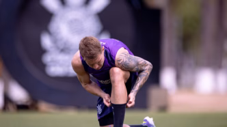 Charles em treino do Corinthians no CT Dr. Joaquim Grava, jogador alvo de dívida com o Midtjylland.