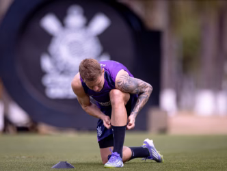 Charles em treino do Corinthians no CT Dr. Joaquim Grava, jogador alvo de dívida com o Midtjylland.