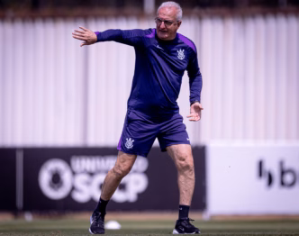Técnico Dorival Júnior orienta jogadores do Corinthians em treino antes do jogo contra o Mirassol.