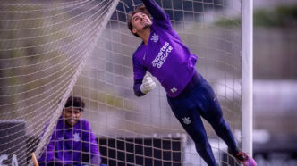 Matheus Donelli, goleiro do Corinthians, em campo.