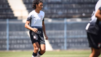 Iago Machado, promessa da base do Corinthians, com contrato renovado.