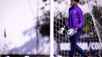 Hugo Souza em treino do Corinthians no CT Dr. Joaquim Grava, o goleiro foi convocado para a Seleção Brasileira.