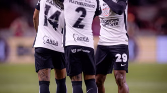 Jogadores do Corinthians Matheuzinho, Raniele e Vitinho em campo no Beira-Rio pelo Campeonato Brasileiro.