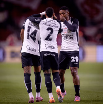 Jogadores do Corinthians Matheuzinho, Raniele e Vitinho em campo no Beira-Rio pelo Campeonato Brasileiro.