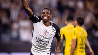 André comemora seu primeiro gol como profissional pelo Corinthians.