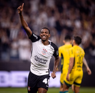 André comemora seu primeiro gol como profissional pelo Corinthians.