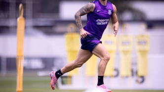 Rodrigo Garro em treino tático do Corinthians, com foco no clássico contra o Santos.