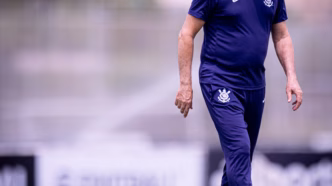 Técnico Dorival Júnior comandando treino do Corinthians no CT Dr. Joaquim Grava
