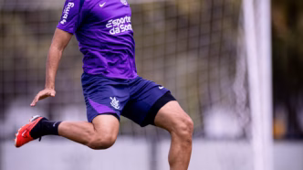 Thomas Lisboa, volante da base do Corinthians, renova contrato até 2026.