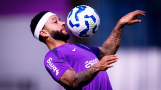 Memphis Depay em ação pelo Corinthians em partida.