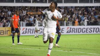 Bryan Angulo atuando pelo Santos em partida contra a Universidad de Quito.