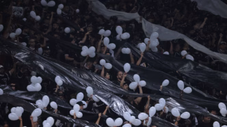 Torcida do Corinthians com bandeiras e faixas na Neo Química Arena.