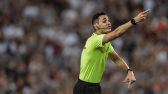 Árbitro Matheus Candançan em ação em uma partida de futebol.
