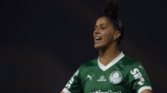 Amanda Gutierres, atacante do Palmeiras, comemora gol em partida.