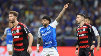 Cruzeiro comemora gol contra o Flamengo no Brasileirão 2025