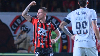 Jogadores Vegetti e Renato Kayser em ação na partida entre Vitória e Vasco no Brasileirão.