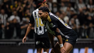 Atacante Rony do Atlético-MG em ação em partida; jogador não marca desde 1º de junho.