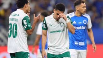 Vitor Roque em ação durante partida do Palmeiras contra o Cruzeiro no Campeonato Brasileiro.