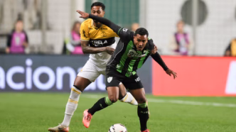 Jogadores de Criciúma e América-MG em campo.