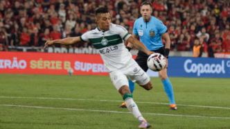Sebastián Gómez em ação pelo Coritiba no clássico Athletiba.