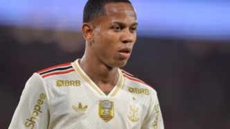 Wallace Yan em campo pelo Flamengo durante a partida contra o Bahia.