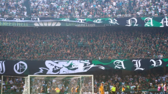 Torcida vibrante do Coritiba em jogo no Couto Pereira.