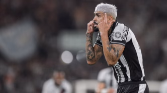 Alexander Barboza, jogador do Botafogo, em ação durante partida contra o Vasco.