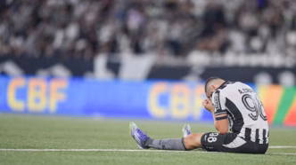 Arthur Cabral, atacante do Botafogo, lamenta chance perdida em partida do Campeonato Brasileiro.