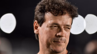 Fernando Diniz, técnico do Vasco, em ação durante partida do Brasileirão.