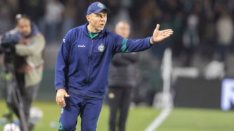 Mozart, técnico do Coritiba, em momento de concentração durante partida.